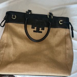 Tory Burch Straw Stacked T Logo NS TOTE bag in Natural/Black
